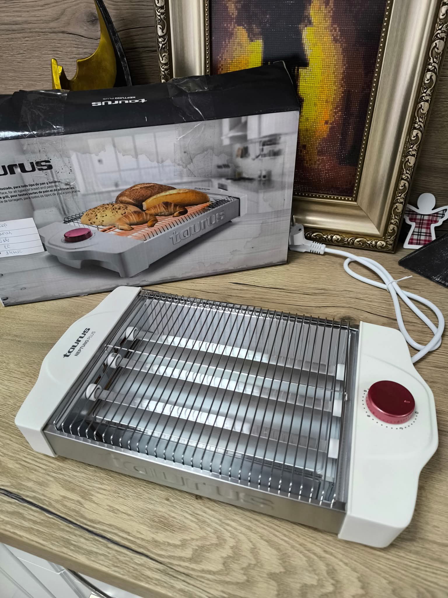 Тостер Taurus Neptuno Plus – 900W, бял, с тавичка за трохи
