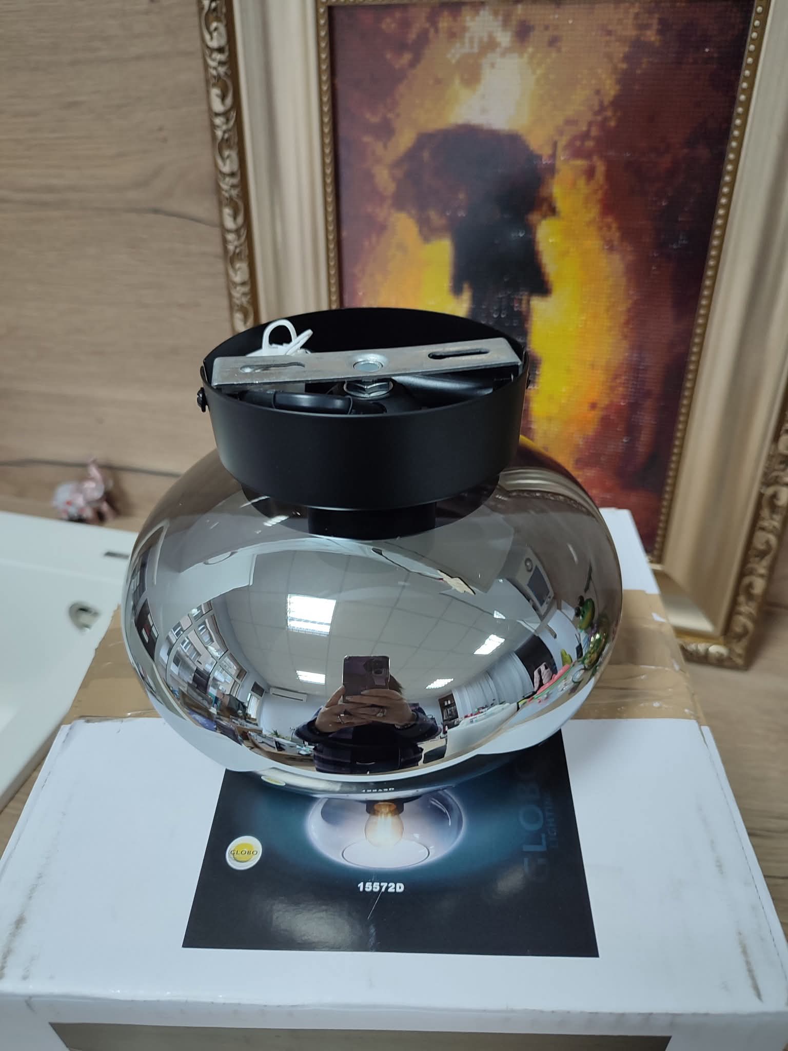 „Globo Shaun Flush Ceiling Light — детайл на абажура“