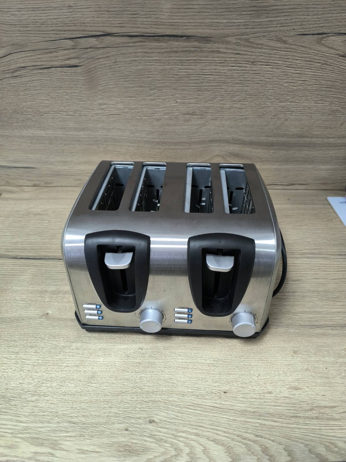 4-филиен тостер сребрист 1400W с XL слотове и подвижен тавичка за трохи