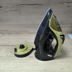 Zeegma ZE-IRONEE Black – Парна ютия 2600 W, система Anti-Calc & Anti-Drip, черно/златно