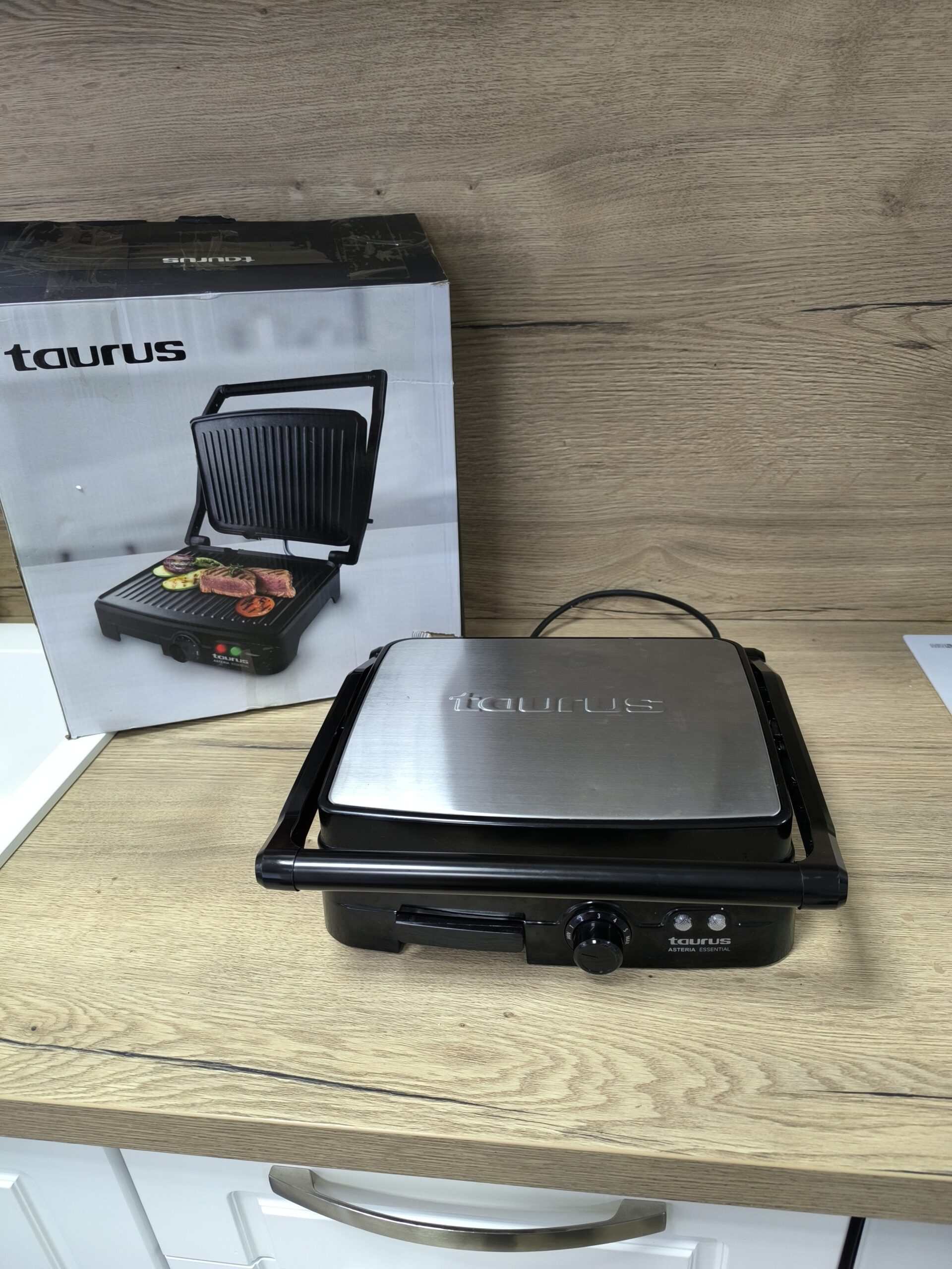 Контактен грил Taurus Asteria – общ изглед