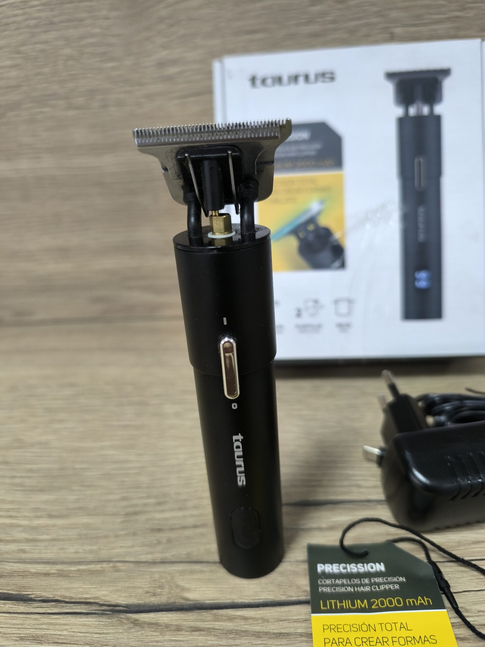 Машинка за подстригване Taurus Precision за подстригване, оформяне и рисуване върху коса