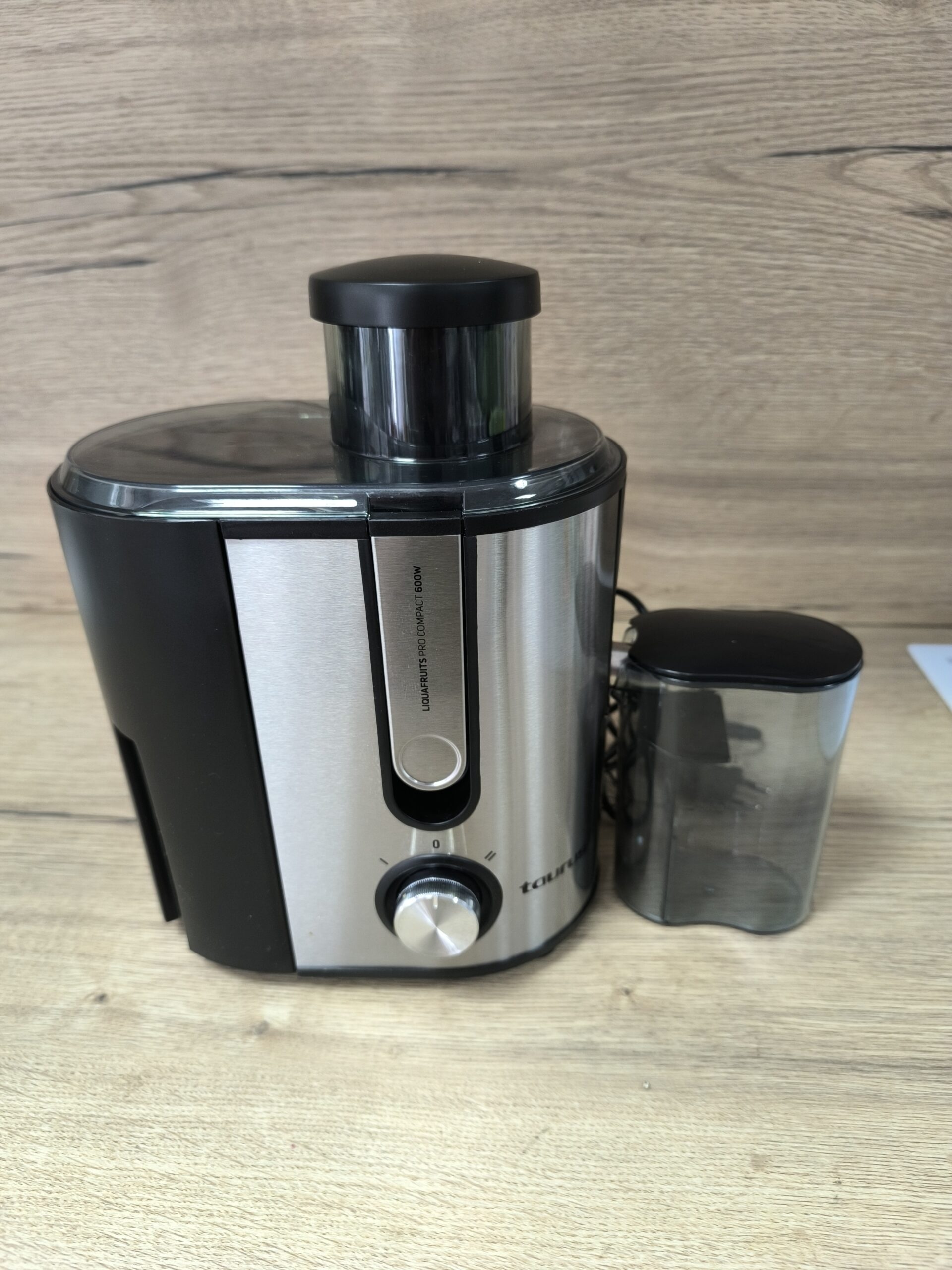 Сокоизстисквачка Taurus Liquafruits Pro Compact 600W с инокс корпус и 65 мм отвор