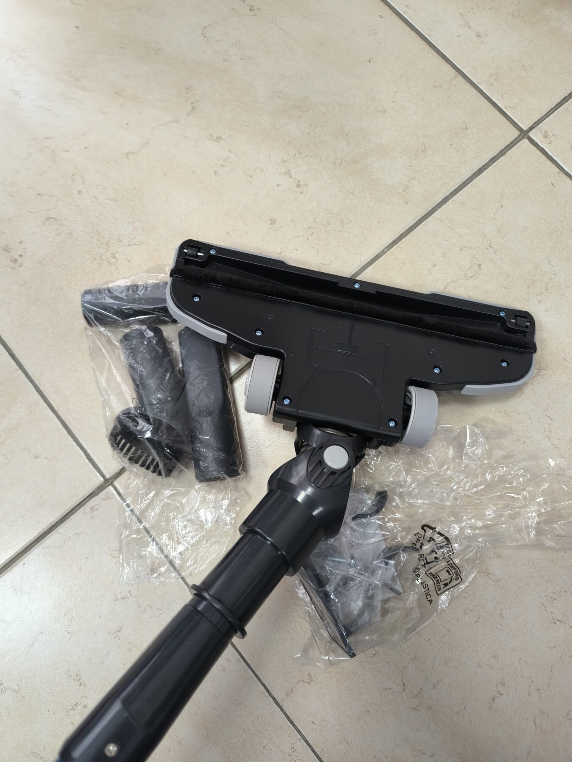 Вертикална прахосмукачка Black+Decker BXVMS600E 600W 2 в 1 - Image 3